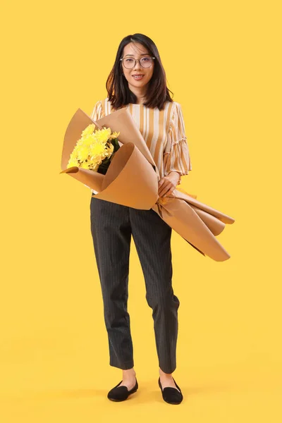 Female Asian Teacher Bouquet Flowers Yellow Background — Stock Photo, Image