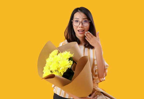 Kvinna Asiatisk Lärare Med Bukett Blommor Gul Bakgrund — Stockfoto