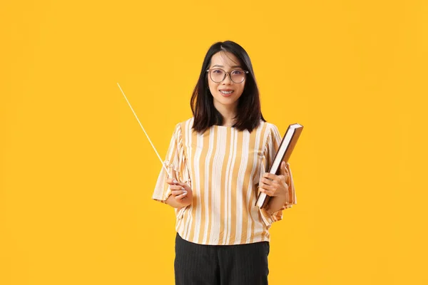 Femme Asiatique Professeur Avec Pointeur Classe Inscrire Sur Fond Jaune — Photo