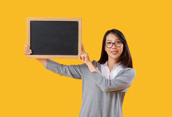 Vrouw Aziatische Leraar Met Krijtbord Gele Achtergrond — Stockfoto