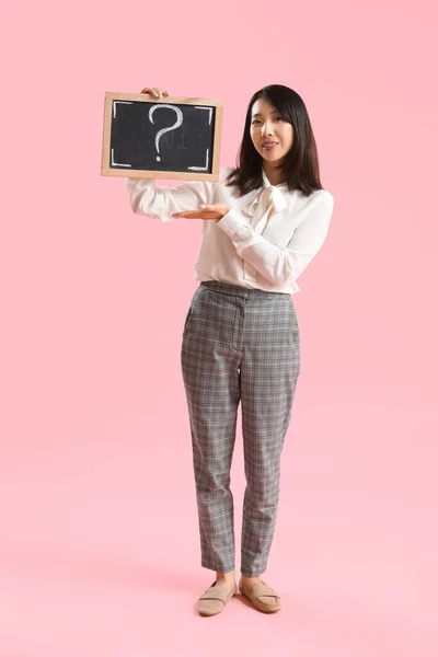 Professor Asiático Feminino Segurando Quadro Com Ponto Interrogação Fundo Rosa — Fotografia de Stock