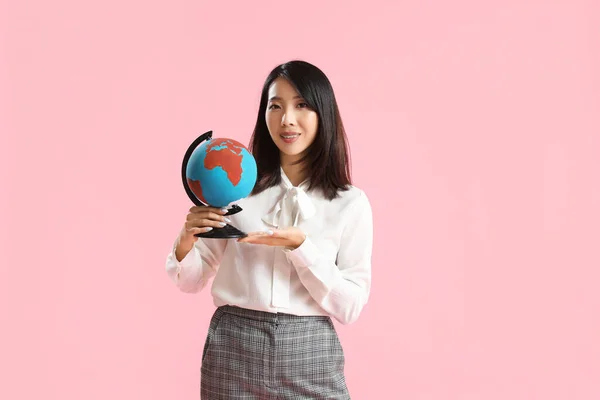 Asiatisk Geografi Lärare Med Världen Rosa Bakgrund — Stockfoto