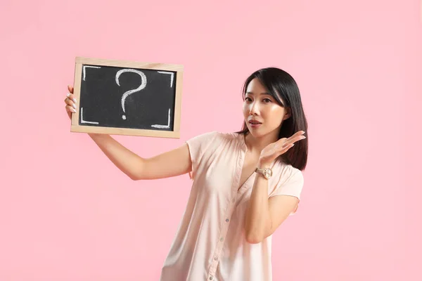 Kvinna Asiatisk Lärare Håller Tavlan Med Frågetecken Rosa Bakgrund — Stockfoto