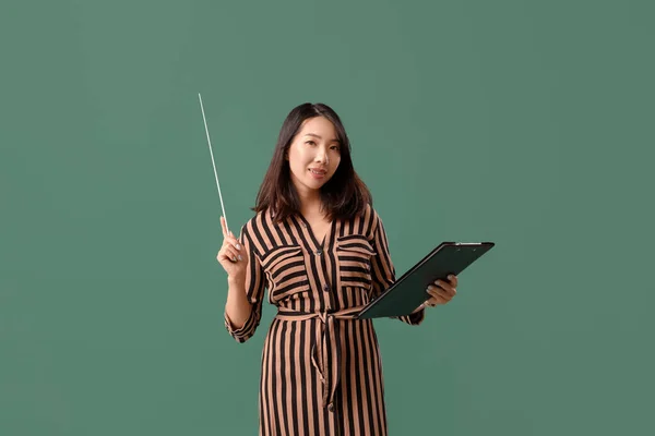 Female Asian Teacher Pointer Clipboard Green Background — Stock Photo, Image