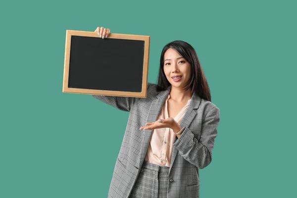 Kvinnelig Asiatisk Lærer Med Krittplater Grønn Bakgrunn – stockfoto
