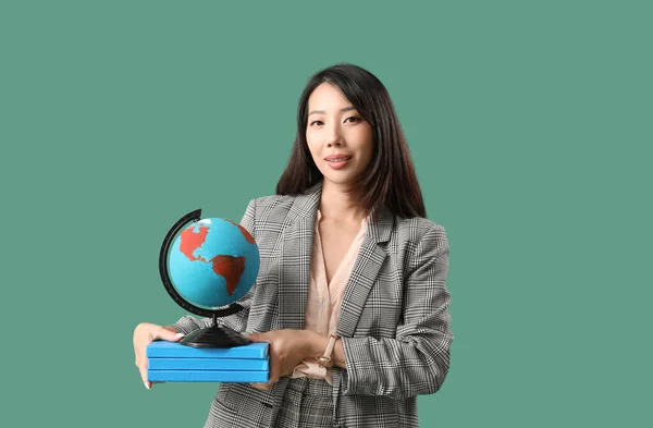 Asiatisk Geografi Lærer Med Kloden Bøker Grønn Bakgrunn – stockfoto