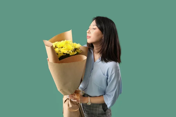 緑の背景に花束を持つ女性アジアの教師 — ストック写真