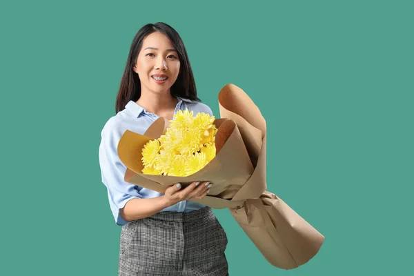 Kvinna Asiatisk Lärare Med Bukett Blommor Grön Bakgrund — Stockfoto