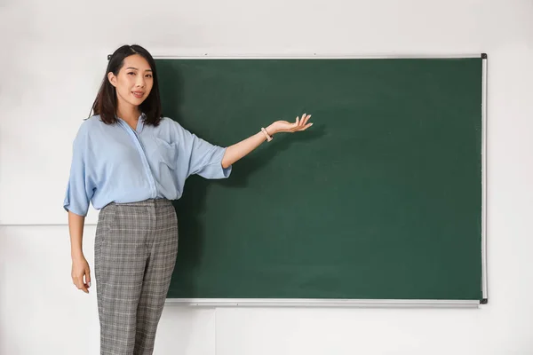Vrouw Aziatische Leraar Buurt Schoolbord Klas — Stockfoto