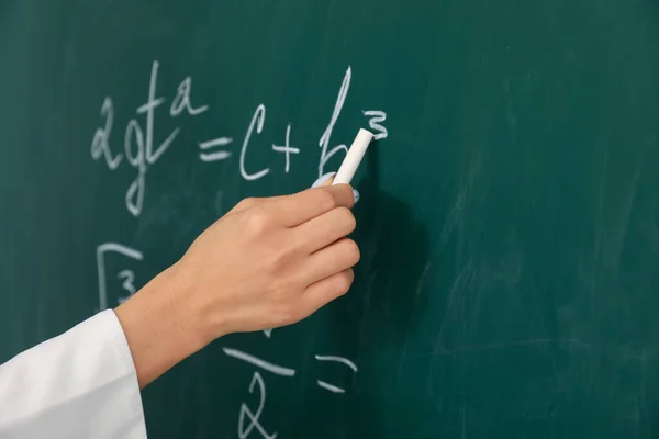 Vrouwelijke Leraar Schrijft Wiskunde Formule Schoolbord Klas Close — Stockfoto