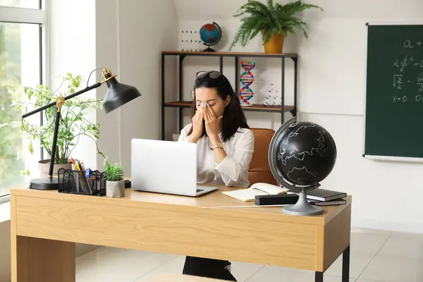 Cansado Professor Asiático Trabalhando Com Laptop Mesa Sala Aula — Fotografia de Stock