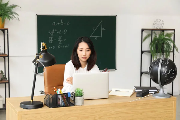 Professora Asiática Trabalhando Com Laptop Mesa Sala Aula — Fotografia de Stock