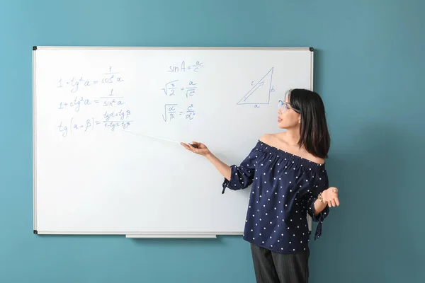 Guru Matematika Asia Dekat Papan Klip Kelas — Stok Foto