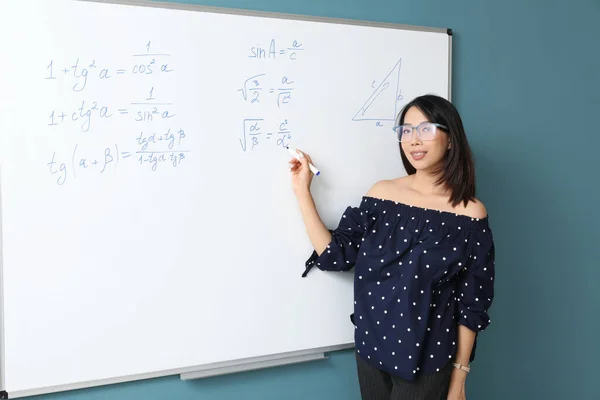 Asiatischer Mathelehrer Der Nähe Von Flipboard Klassenzimmer — Stockfoto