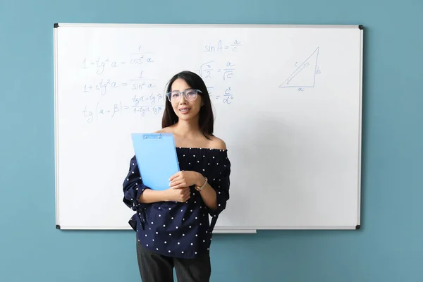 Asiatischer Mathelehrer Mit Klemmbrett Der Nähe Von Flipboard Klassenzimmer — Stockfoto