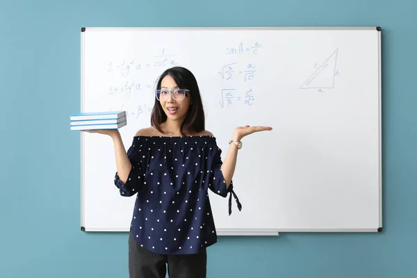 Asiatisk Matematik Lærer Med Bøger Nær Flipboard Klasseværelset - Stock-foto