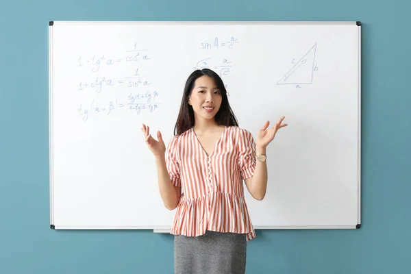 Учитель Математики Азии Рядом Доской Классе — стоковое фото