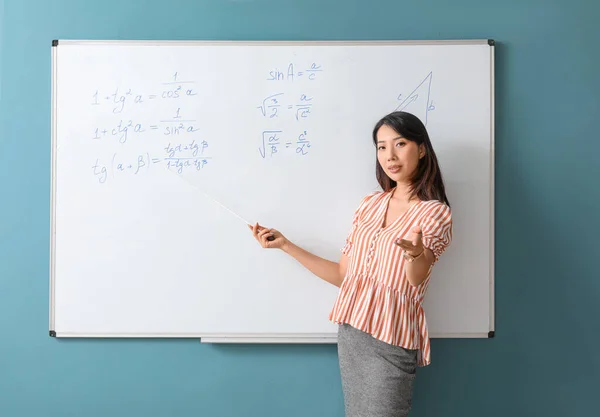 Guru Matematika Asia Dengan Penunjuk Dekat Papan Klip Kelas — Stok Foto