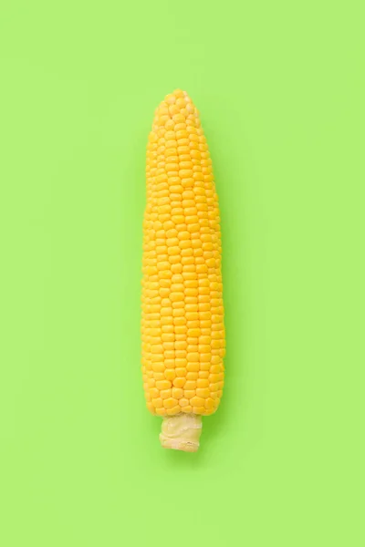 Friss Kukorica Cob Zöld Háttér — Stock Fotó