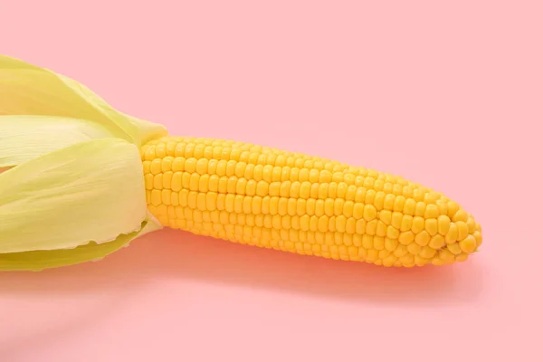Свіжий Кукурудзяний Коб Рожевому Фоні — стокове фото