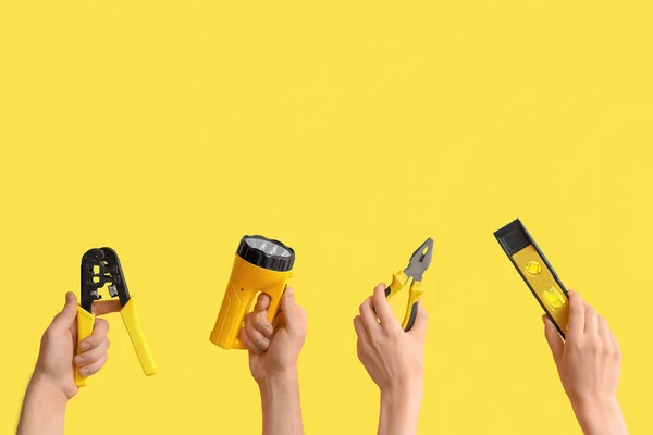 Elektriker Hände Mit Werkzeug Auf Gelbem Hintergrund — Stockfoto