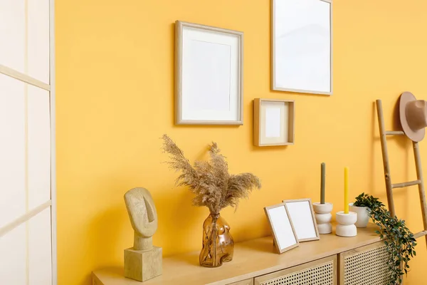 Interior Elegante Sala Estar Com Molduras Gavetas Branco — Fotografia de Stock