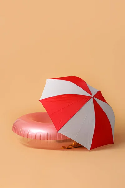 Úszás Gyűrű Strand Esernyő Bézs Háttér — Stock Fotó