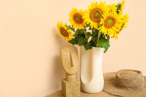 Vase Beautiful Sunflowers Hat Table Beige Wall Room Closeup — Stock Photo, Image