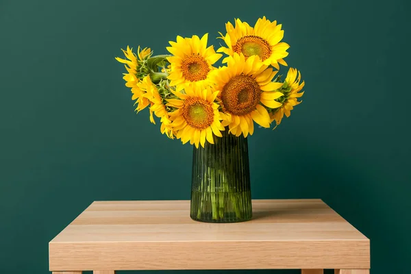 Vase Beautiful Sunflowers Table Green Wall Room Closeup — Stock Photo, Image