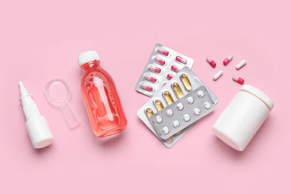 Verschillende Pillen Flessen Geneesmiddelen Roze Achtergrond — Stockfoto