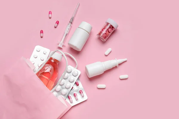 Papieren Zak Met Verschillende Pillen Spuit Flessen Geneesmiddelen Roze Achtergrond — Stockfoto
