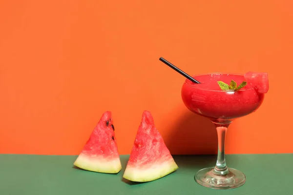 Ein Glas Leckerer Wassermelonensaft Mit Minze Auf Buntem Hintergrund — Stockfoto