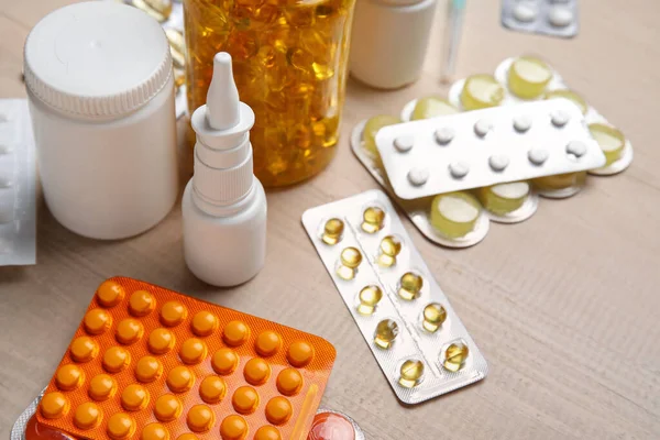 Různé Pilulky Láhve Léků Bílém Dřevěném Pozadí — Stock fotografie