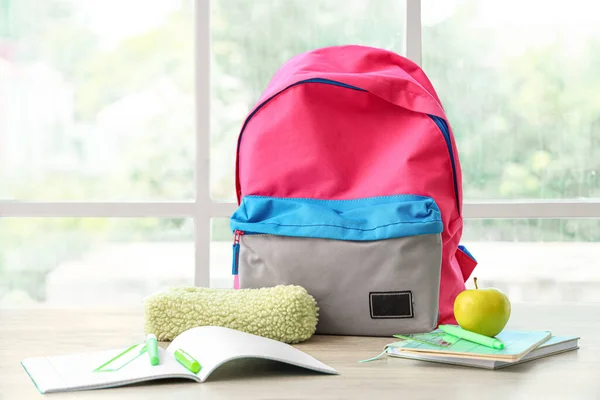 Bunter Schulrucksack Mit Schreibwaren Und Frischem Apfel Auf Holztisch Neben — Stockfoto