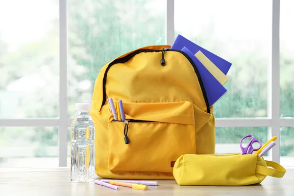 Yellow Σχολική Τσάντα Πλάτης Γραφική Ύλη Και Μπουκάλι Νερό Στο — Φωτογραφία Αρχείου
