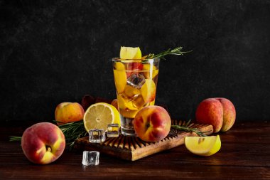 Tahtada taze şeftalili limonata ve biberiye olsun.