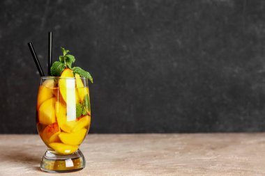 Bir bardak taze şeftalili limonata, üzerinde de nane şekeri.