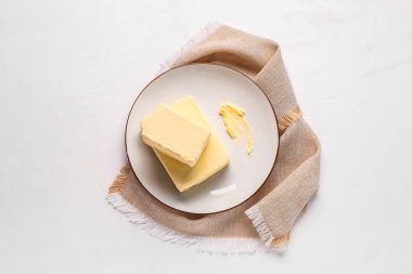 Beyaz arka planda taze tereyağlı tabak