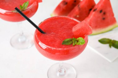 Beyaz masada nane aromalı lezzetli karpuz suyu