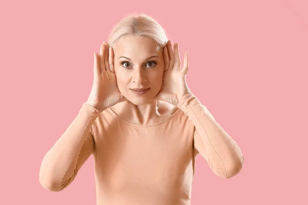 Ältere Frau Macht Gesichtsbau Übung Auf Rosa Hintergrund — Stockfoto