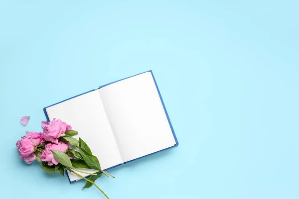 Boş Bir Kitap Güzel Şakayık Çiçekleri — Stok fotoğraf