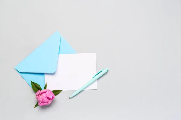Blank Card Envelope Pen Peony Flower Light Background — Stock Photo, Image