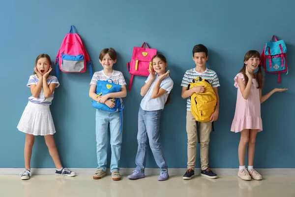 Kis Tanulók Hátizsákkal Kék Fal Közelében — Stock Fotó