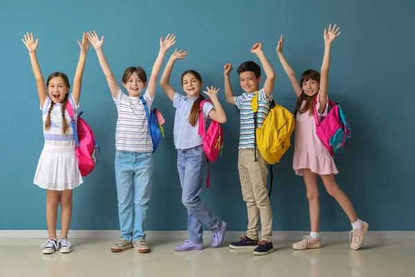 Little Pupils Backpacks Blue Wall — Stock Photo, Image