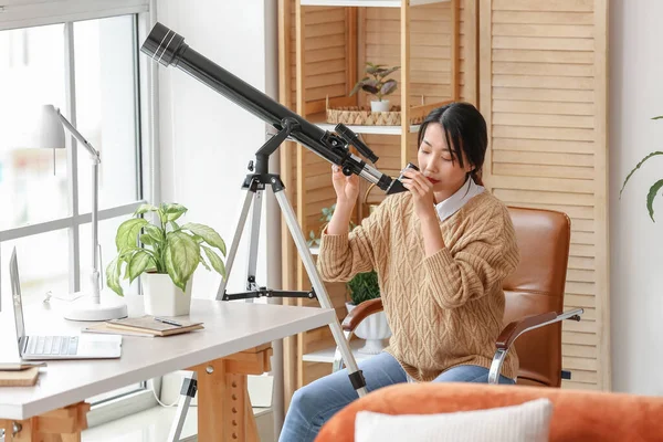 Νεαρή Ασιάτισσα Που Χρησιμοποιεί Τηλεσκόπιο Στο Σπίτι — Φωτογραφία Αρχείου
