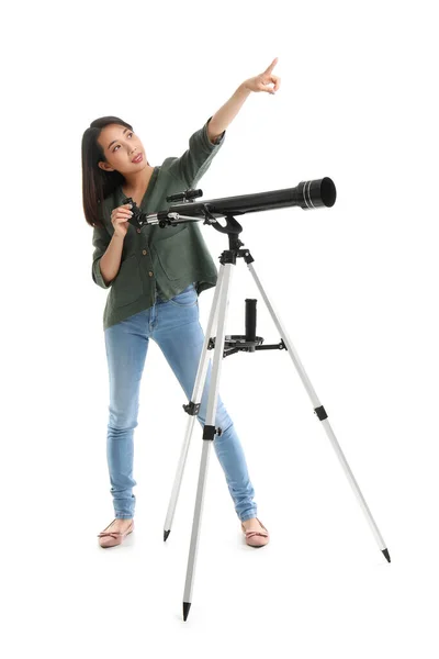 Jong Aziatisch Vrouw Met Telescoop Wijzend Iets Wit Achtergrond — Stockfoto