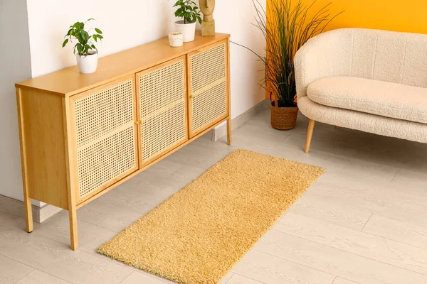 Interior Living Room White Sofa Wooden Cabinet Stylish Rug — Stockfoto
