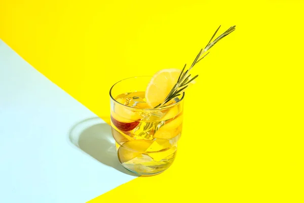Bicchiere Limonata Pesche Fresche Con Rosmarino Sfondo Colorato — Foto Stock