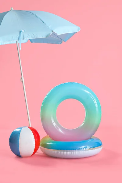 배경에 우산으로 — 스톡 사진