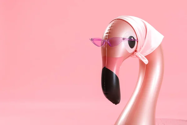 Anel Natação Forma Flamingo Com Óculos Sol Cachecol Fundo Rosa — Fotografia de Stock